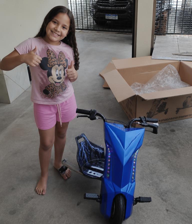 Cliente mirim ao lado do patinete drift recém-entregue